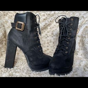 Black laced boots with heel